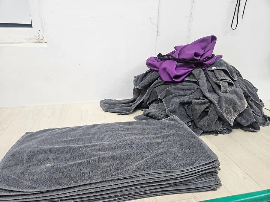 에스테틱 수건 세탁 — 향을 덧씌우지 않고 온도로 원인을 없앱니다